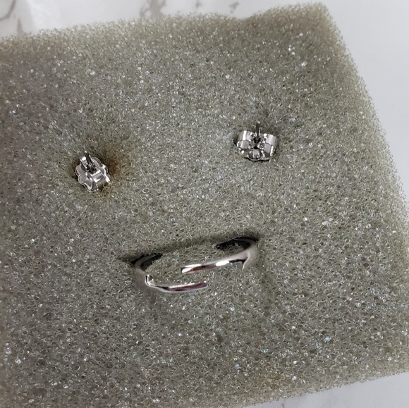 Avon Set of Faux Pearl Earrings and Ring - Picture 4 of 4